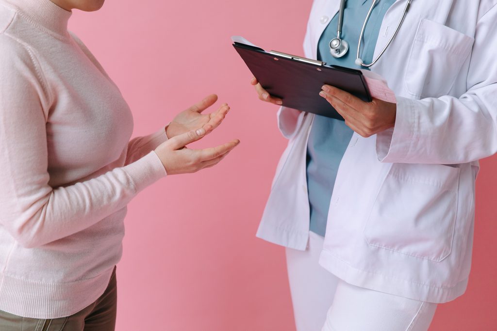 Paziente durante un colloquio con un medico sul dialogo tra medicina convenzionale e approcci complementari
